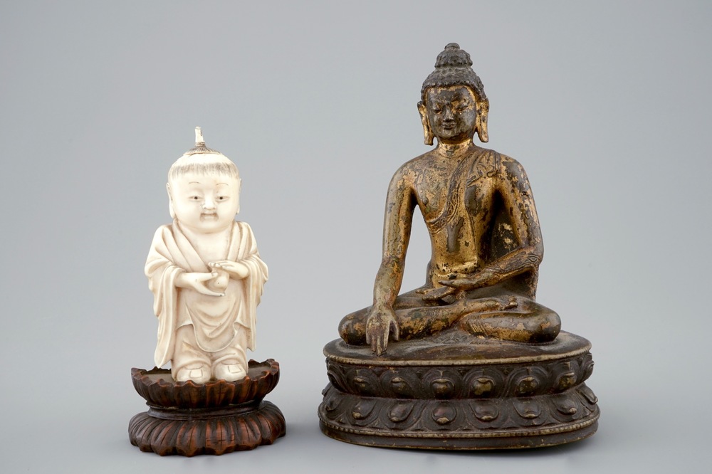 Un mod&egrave;le de Bouddha assis en bronze dor&eacute; et un gar&ccedil;on en ivoire sculpt&eacute;, Chine, 19&egrave;me